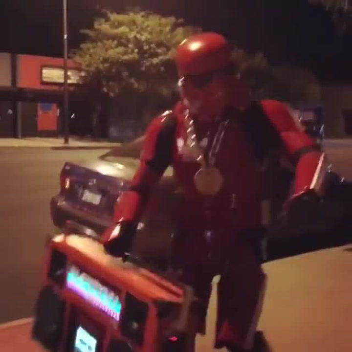 Tohle je borec týdne! Tenhle červený ghetto stormtrooper bavil celé město!