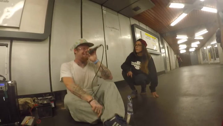 Krásná holka se přidala k pouličnímu rapperovi, vytvořili spolu úžasný duet!