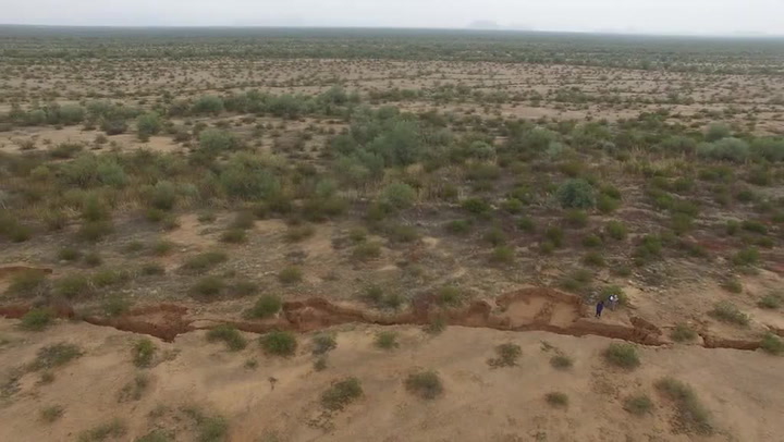 V poušti se vytvořila masivní trhlina, skrývá smrtelné nebezpečí!