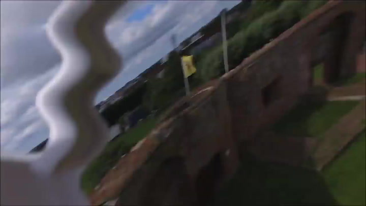 Měly to být luxusní záběry z dronu, pak se ale stroj potkal s pořádně vzteklou husou!