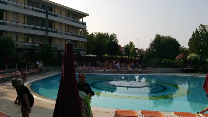 Neuvěřitelně trapná scéna. Tihle lidé se jsou schopní o lehátko u bazénu hotelu i porvat!