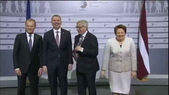 Bruselský Miloš Zeman: Politik, který pozval do Evropy uprchlíky, se opil tak, že nemohl stát