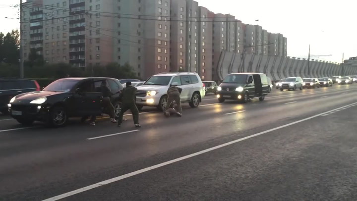 Řidič porsche chtěl šikanovat cyklistu. Za deset vteřin toho bolestivě litoval