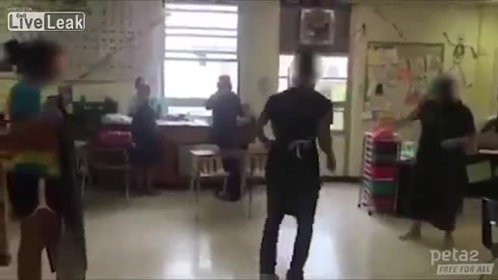 Šokující video: Učitel nechal děti ve škole skákat přes kočičí střeva jako přes švihadlo!