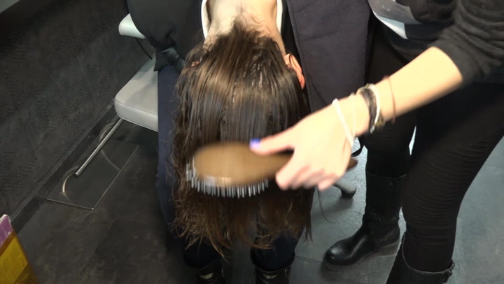 I po fénování a žehlení vypadají vaše vlasy příšerně? Kadeřnice celebrit ví, co děláte špatně!