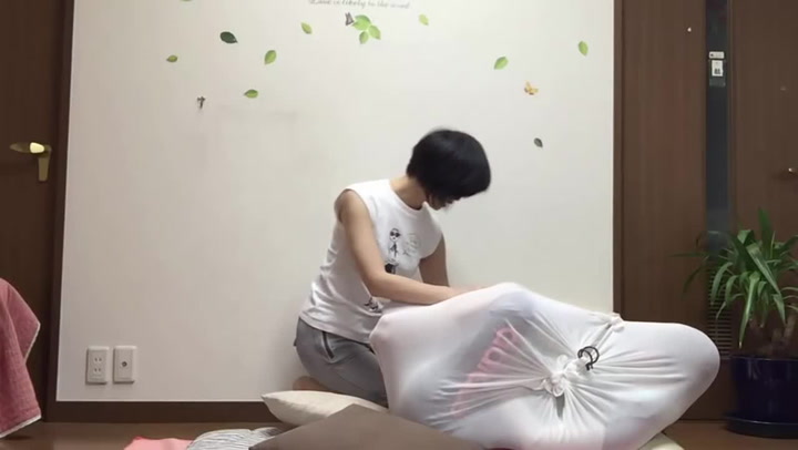 Japonci vyvinuli bizarní terapeutickou techniku. Dospělé lidi balí do obří dělohy