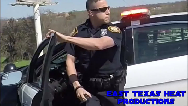 Nepochopitelný útok! Policista bezdůvodně postříkal pepřákem projíždějící motorkáře!