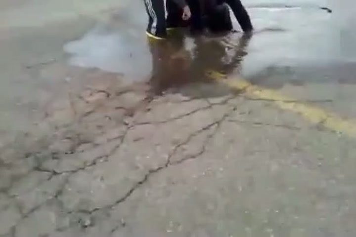 Týpek chtěl skočit do kaluže, pak se stalo něco neskutečného!