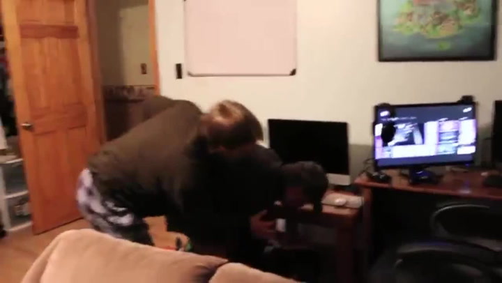 Tohle video bude hráče bolet. Podívejte se, co se stane, když se otcům pařanů vytečou nervy