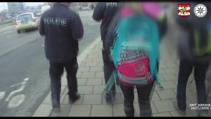 Žena přebíhala na červenou a ukázala na auto prostředníček. Ve vozidle ale seděla policie