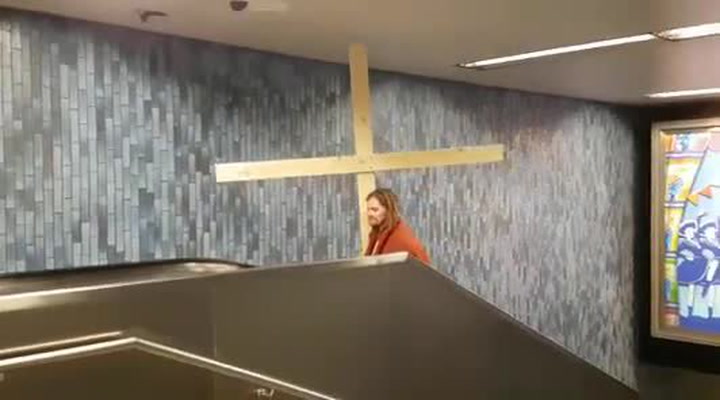 Nepřestanete se smát! Potkali v metru Ježíše i s křížem, pak se spasiteli stala nepříjemná nehoda!