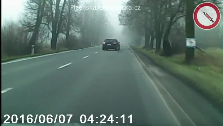 Dva šílenci v mondeu bezdůvodně vybrzdili řidiče, pak ho chtěli napadnout. Video šokovalo internet
