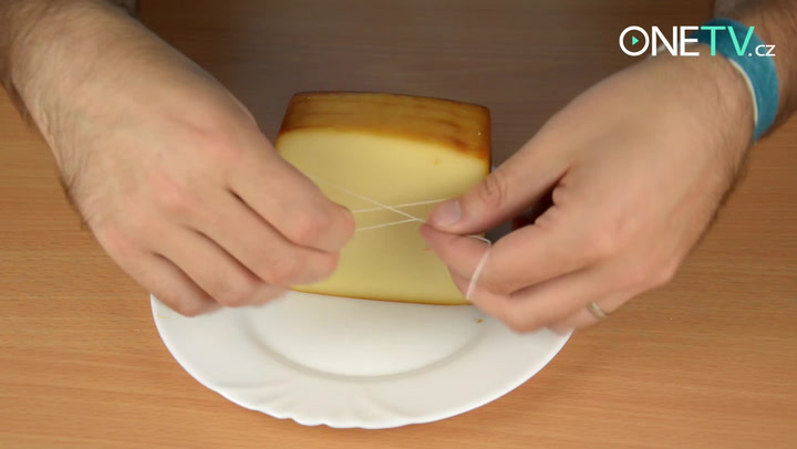 Jak nakrájet sýr i bez nože? Tenhle geniální nápad vás dostane!
