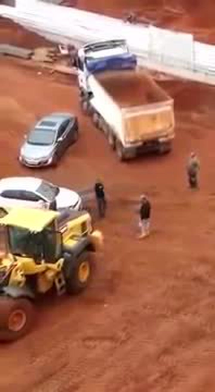 Drsné video! Dlužníkovi chtěli zabavit auto, ten se bránil obřím buldozerem