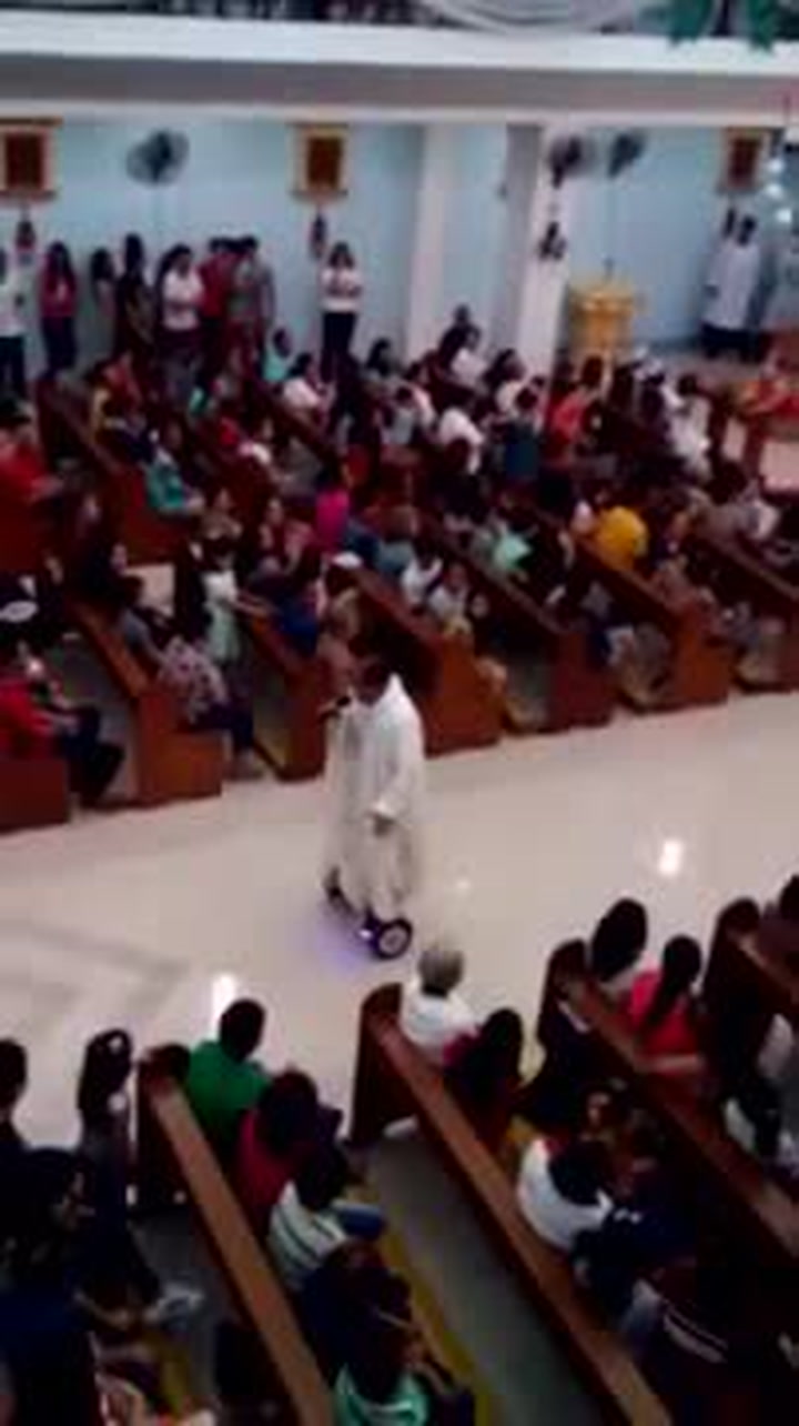 Tenhle kněz ukázal bohorovnost a jezdil při mši Segwayi! Nadřízení neměli slitování