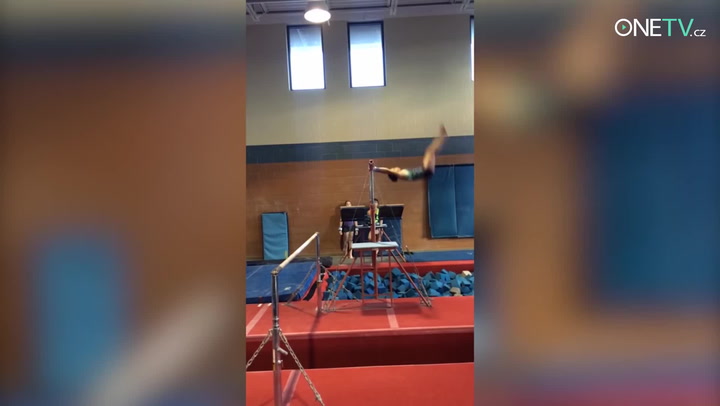 Jak tohle ten chudák přežil? Gymnastické pády vypadají děsivě!