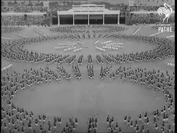 Takhle Britové zachytili přípravy na pražskou spartakiádu v roce 1955. Dýchne na vás historie