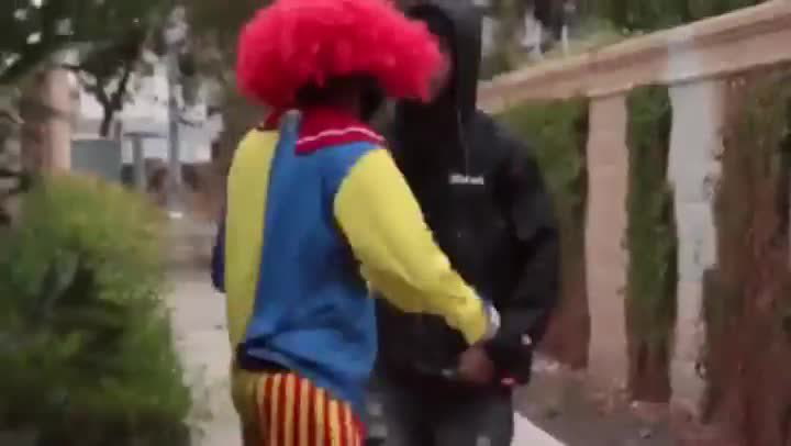 TAK TOHLE PŘEPÍSKL! Klaun chtěl vyděsit kolemjdoucího, ale vybral si špatnou oběť!