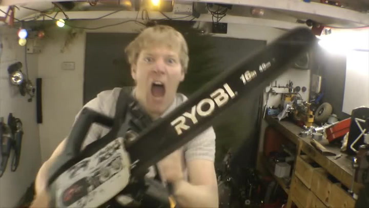 Tenhle týpek se pokusil sundat si ponožky raketometem. Podívejte se, jak to dopadlo