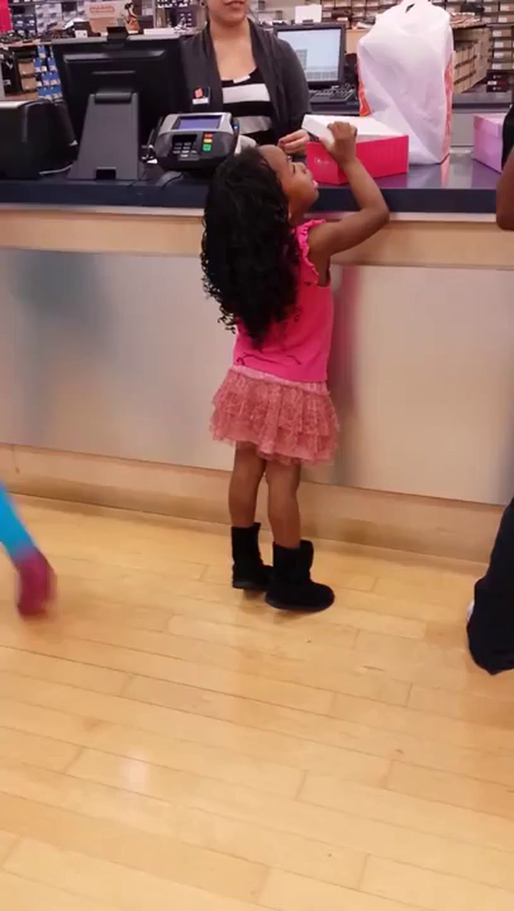 Když tahle holčička nedostala vytoužené boty, přišel obrovský záchvat vzteku uprostřed obchodu