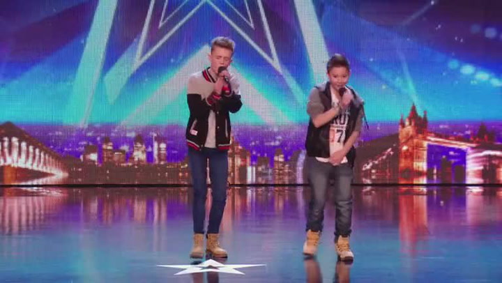 Po tomhle emotivním vysoupení dvou bratrů v Talentu zmáčknul Simon Cowell zlaté tlačítko! To se jen tak nestává…