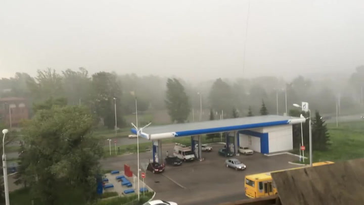Během pár vteřin přišel smrtící živel. Chlapík z okna natočil nejrychlejší tornádo, které jste kdy viděli