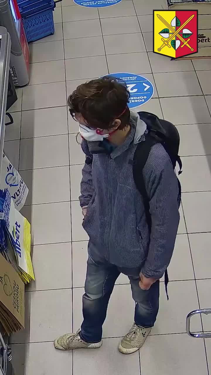Policie má další kamerový záznam s mužem, který osahával 11letou dívku. Nepoznáte ho?