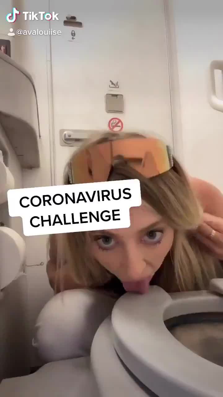 Odporná výzva na TikToku: Žena při Coronavirus Challenge olizuje záchodové prkénko