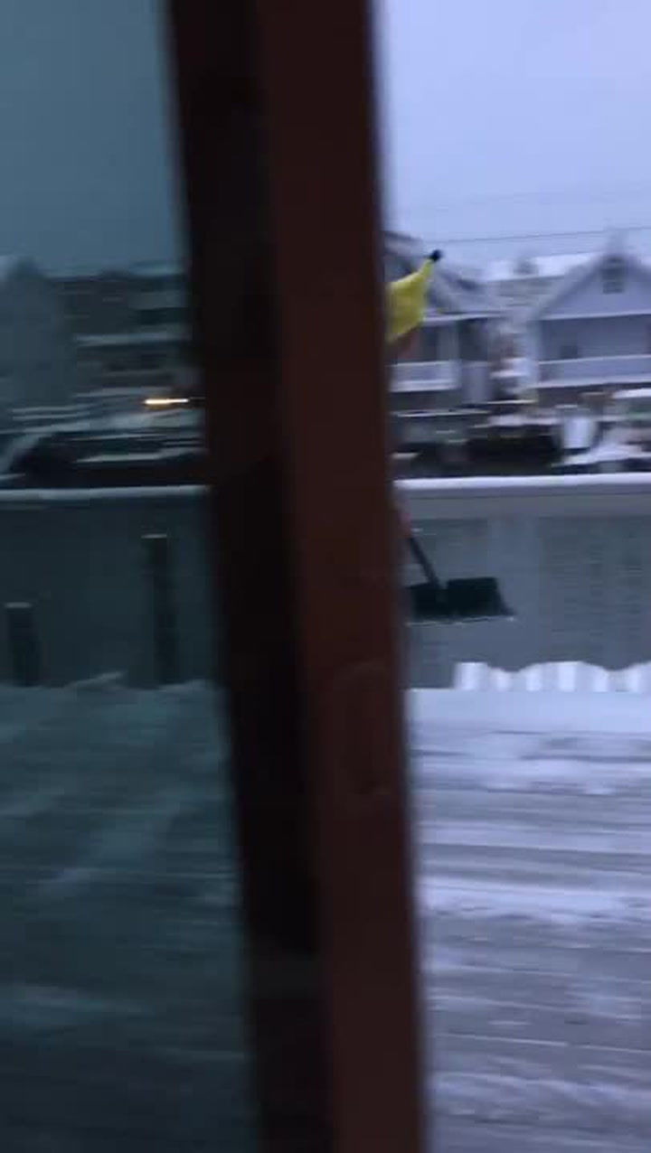 Líní Američané mají novou zábavu! Odhrnují sníh s hoverboardem