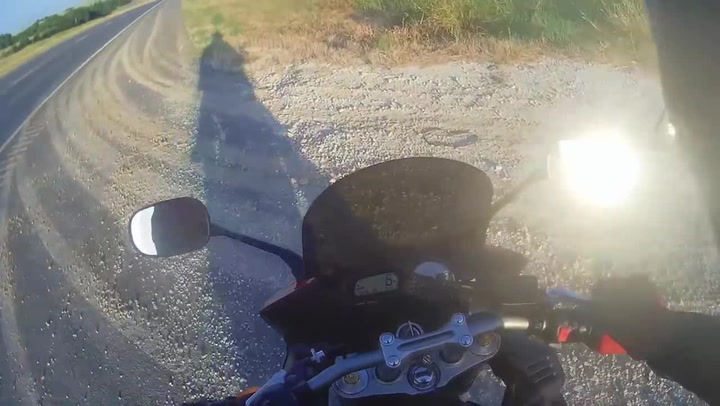 Posádka auta ohrožovala motorkáře a ukazovala neslušná gesta. Za pár minut toho pořádně litovali