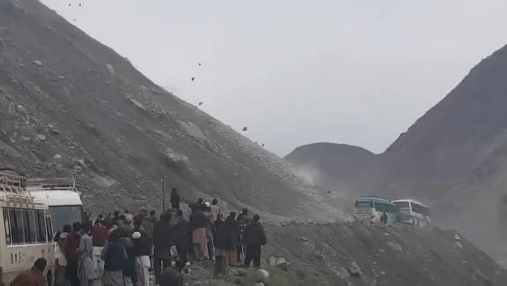 Děsivý pohled. Lidé jen přihlíželi, jak jejich autobus bombardují obří balvany!