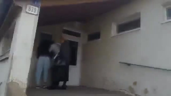 Slovensko šokovalo další video odebraného dítěte! Vyrvali ho matce z rukou