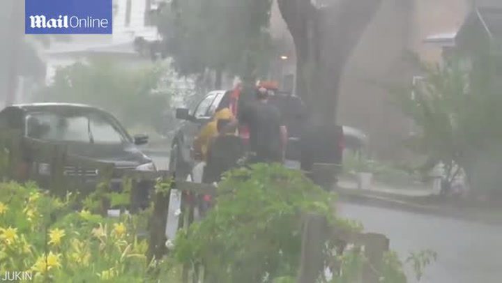 Tohle video dojalo celý svět. Nezajímala ho nepohoda, chtěl pomoci bližnímu!