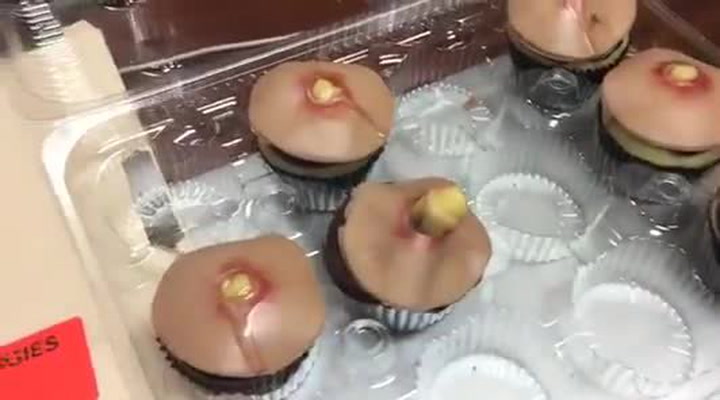 Nechutné zákusky ala akné. Podívejte se, co se s nimi stane, když na ně zmáčknete!