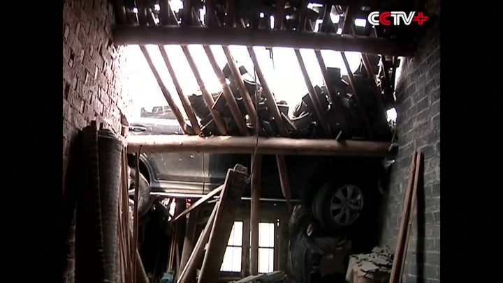 Neuvěřitelné video. Po bizarní nehodě zaparkoval řidič svoje SUV na střeše domu!