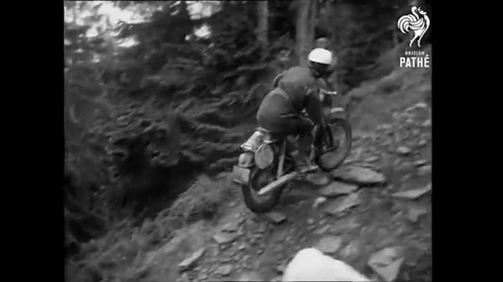 Historické záběry ukazují nejdrsnější český motorkářský závod. V lesích kolem Špindlu šlo o život!