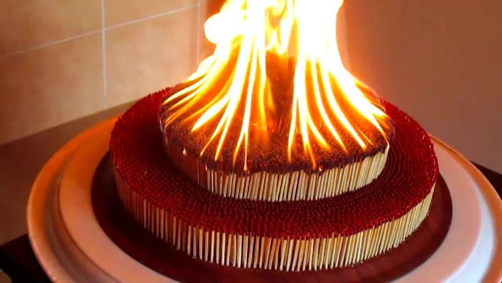 To je podívaná! Takhle hoří 7000 sirek najednou ve třech patrech!