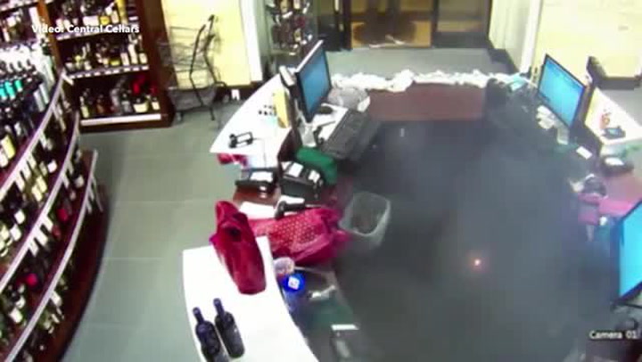 Šílená nehoda! Prodavači v obchodě začala hořet elektronická cigareta v kapse!