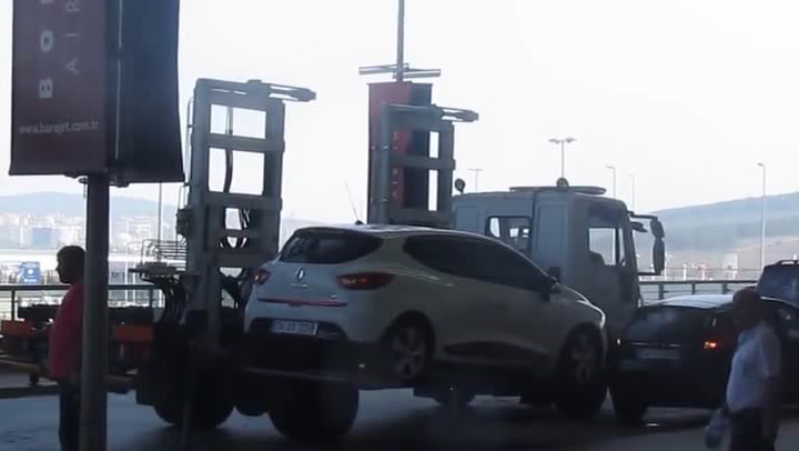 Nejrychlejší odtahovka na světě? Geniální vynález naloží auto hříšníka do pár sekund