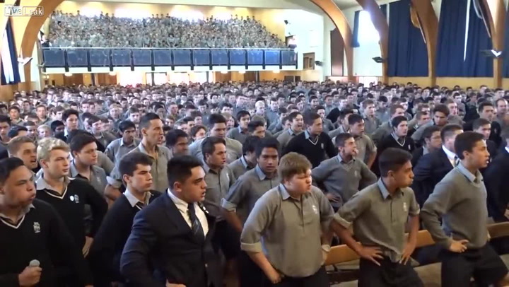 Se studenty se loučil jejich nejoblíbenější učitel. Udělali pro něj něco, co vám vžene slzy do očí