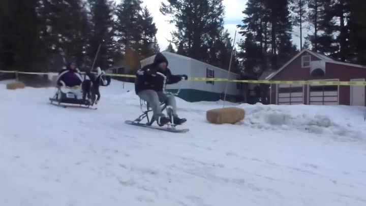 Nejšílenější lyžařský závod všech dob! Z kopce se pouštějí na barových stoličkách