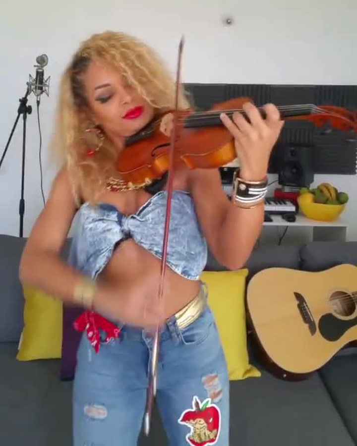 Sexy houslistka zahrála světoznámý hit, stala se hvězdou Instagramu