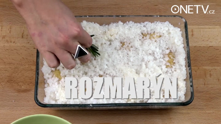 Brambory pečené v soli? Nejlepší příloha, kterou můžete své rodině naservírovat!