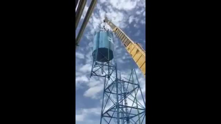 Při stěhování vodní cisterny zapomněli na jednu „drobnost.“ Ta způsobila katastrofu!