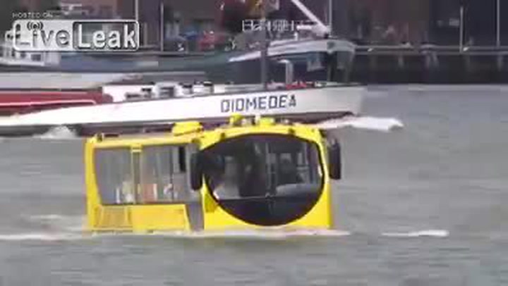 Neuvěříte, co se stane, když tenhle nenápadný autobus vjede do vody!