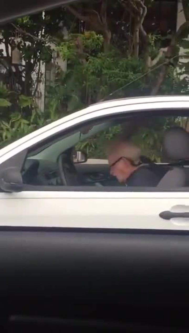 Děda za volantem paří jako o život! Podívejte se jak se rozjel na drsnou metalovou písničku!