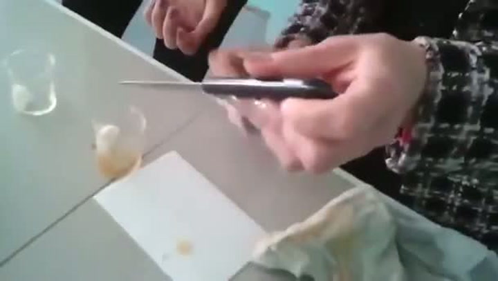 Učitelka pořezala žačku při hodině! Tohle krvavé video musíte vidět