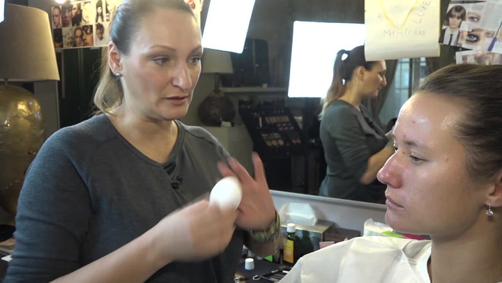 STOP chemii: Vizážistka celebrit radí, jak se správně odlíčit a neničit při tom pleť ani přírodu