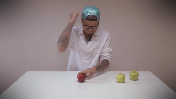 Jak jednoduše rozpůlit jablko bez pomoci nože? Tenhle trik vás dostane!