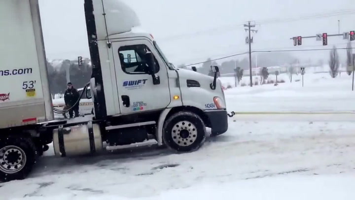 Neuvěřitelná síla amerických pickupů. Neuvěříte, co dokážou s kamiony uvízlými ve sněhu!